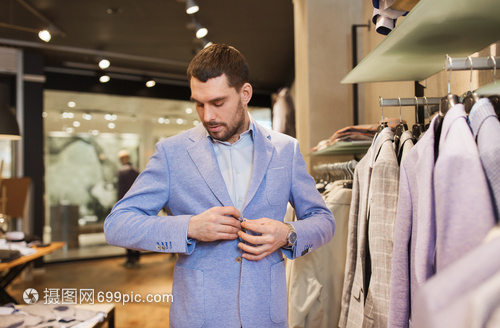 销售,购物,时尚,风格人的优雅的轻人选择尝试夹克商场服装店
